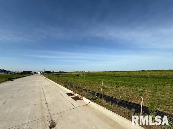 6890 Meghan Ave, Bettendorf, IA 52722