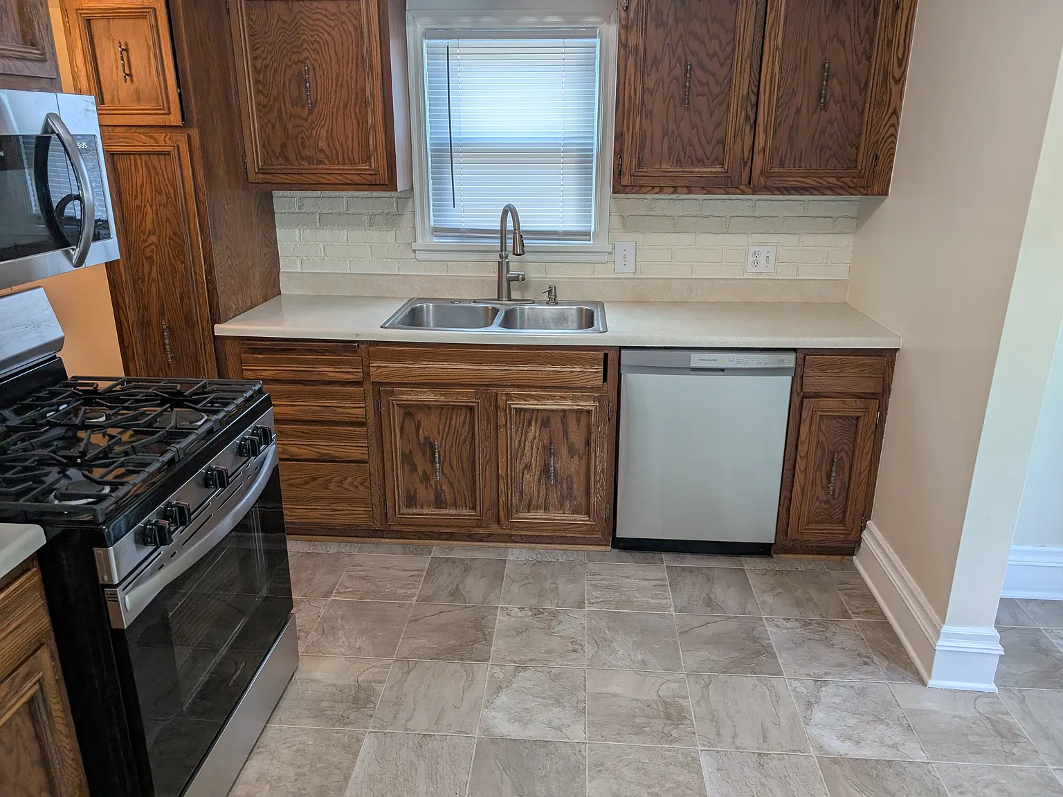 3 bed, 1114 sqft, $2,300 — Photo 4