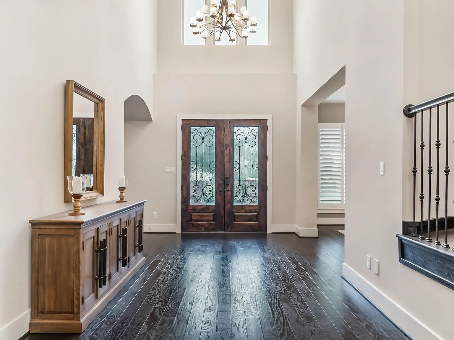 5 bed, 5.5 bath, 5050 sqft, $5,900 — Photo 2