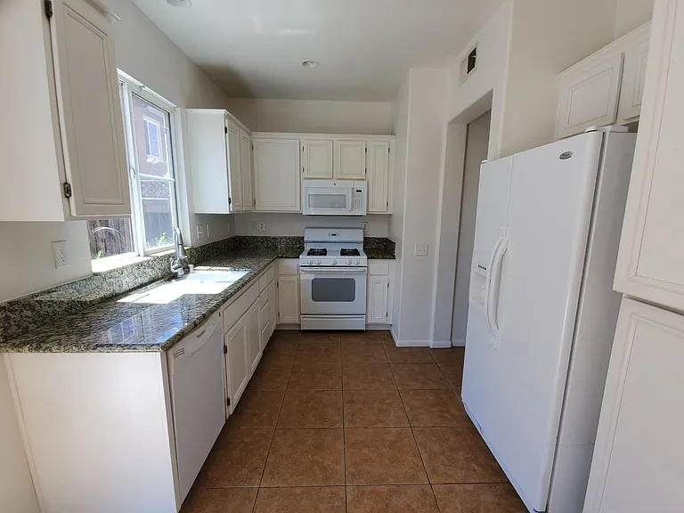 453 Cornwall Gln — Photo 6