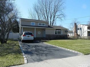 968 Manor Ln, Bay Shore, NY 11706
