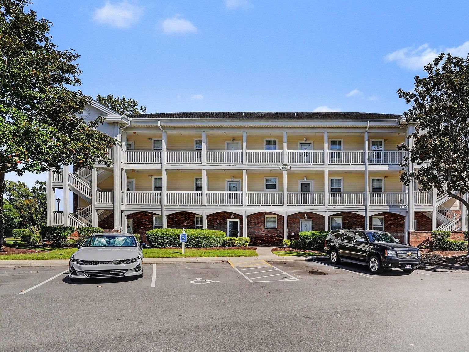 699 Riverwalk Dr. #102 — Arrowhead Country Club