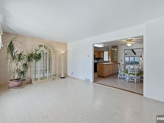4th image of 270 Coolidge Avenue