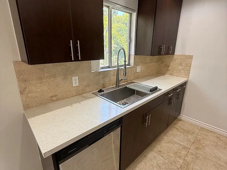 536 N Sweetzer Ave #17 — Photo 10