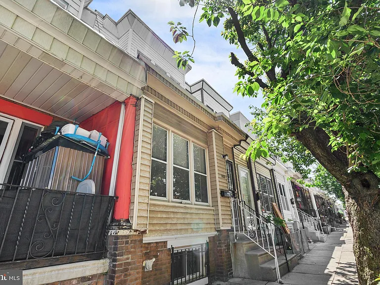 950 E Russell St — Photo 2