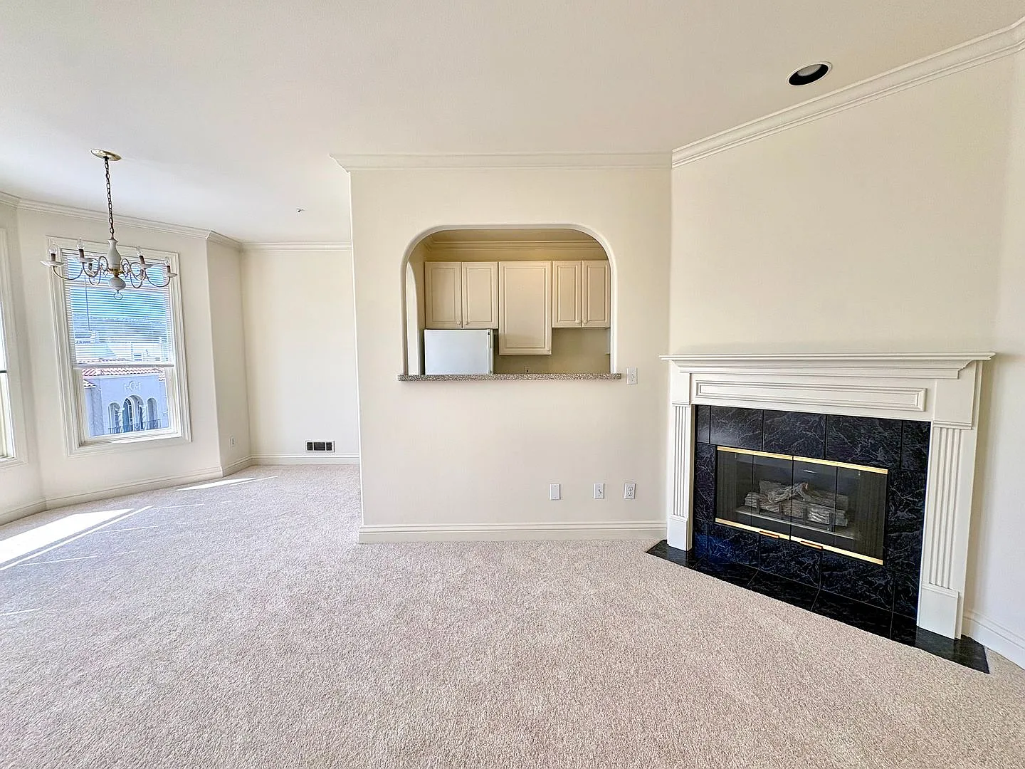 Stunning 1 Bedroom in Marina with Parking — Photo 3