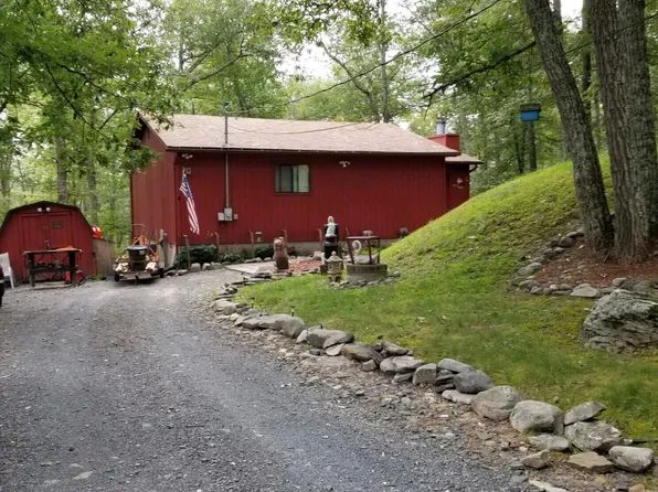 4136 Bear Cub Ct, Bushkill, PA 18324