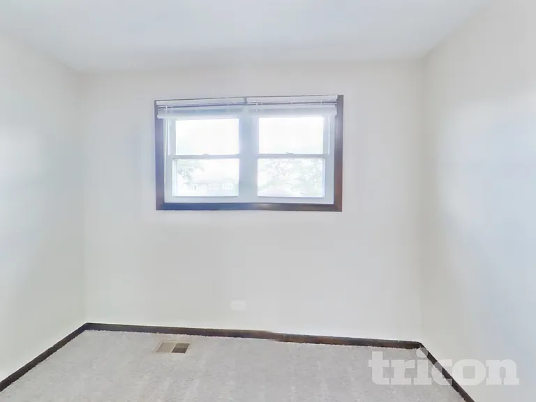 16646 Paxton Ave — Photo 10