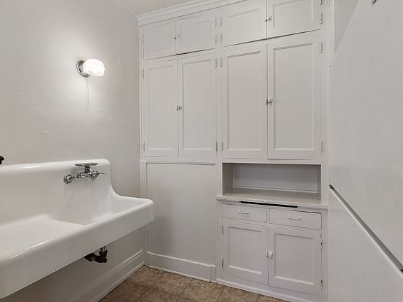 4th image of 2435 W Wisconsin Ave #604