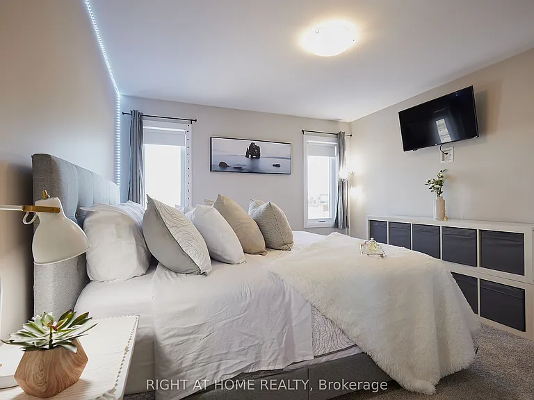 42 Moonstone Cres — Photo 12