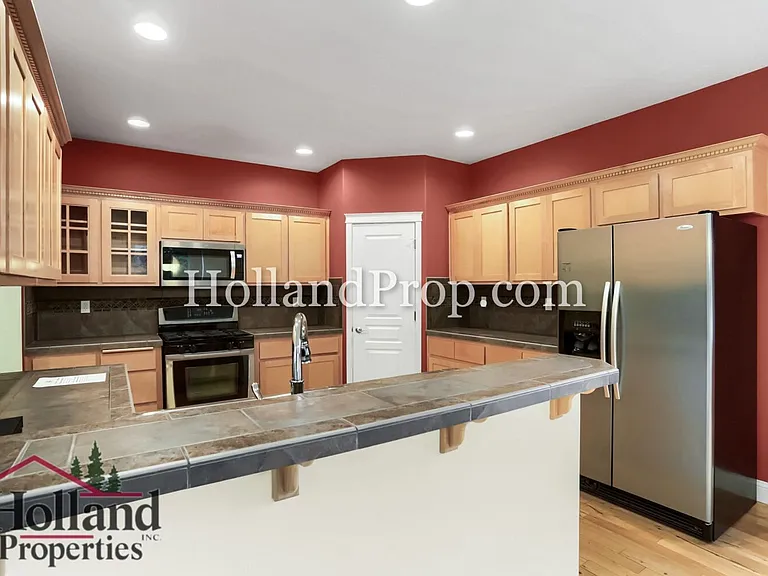 319 NW Wildwood St — Photo 10