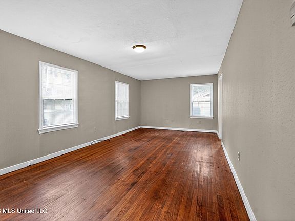 5th image of 617 Woodbury Rd