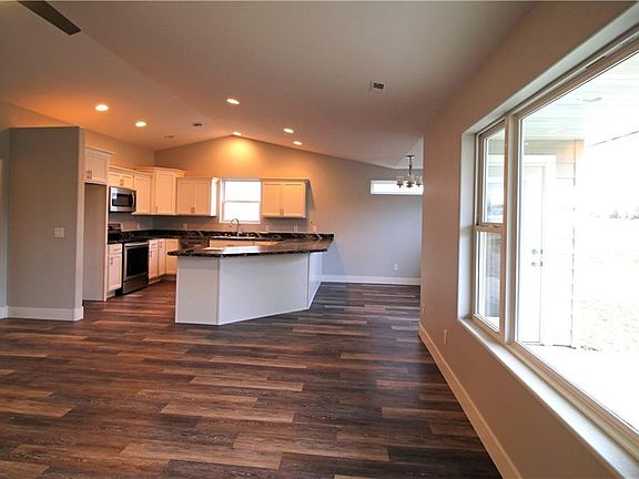 3rd image of 1340 Twin Lakes Dr