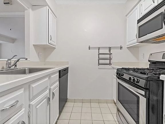 5th image of 147 Kelton St APT 406