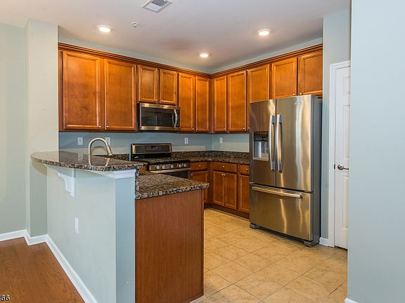 3rd image of 20 Wisteria Ln