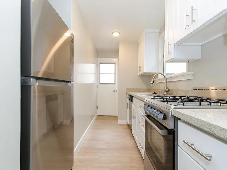 200-206 W Maple St #H — Photo 4