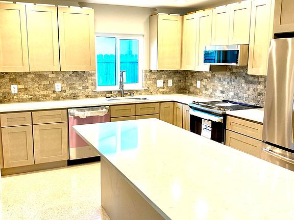 5th image of 470 Poinciana Ct