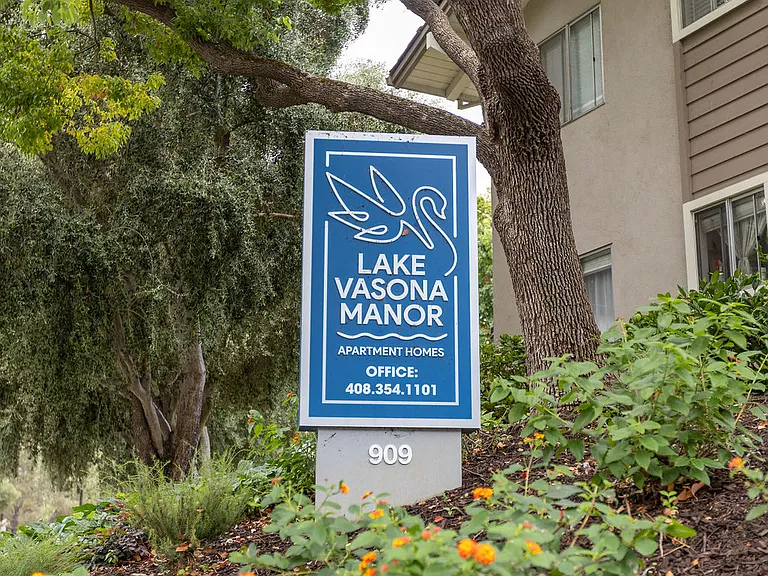 Lake Vasona Manor — Photo 16