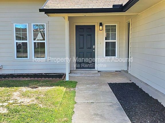 3rd image of 1611 N Hickory Ave