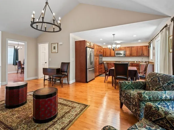 10 Edward St #10, Leicester, MA 01524