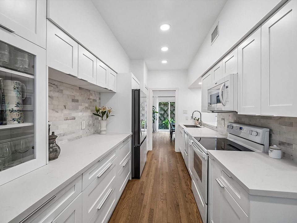 1st image of 701 Bering Dr APT 1501