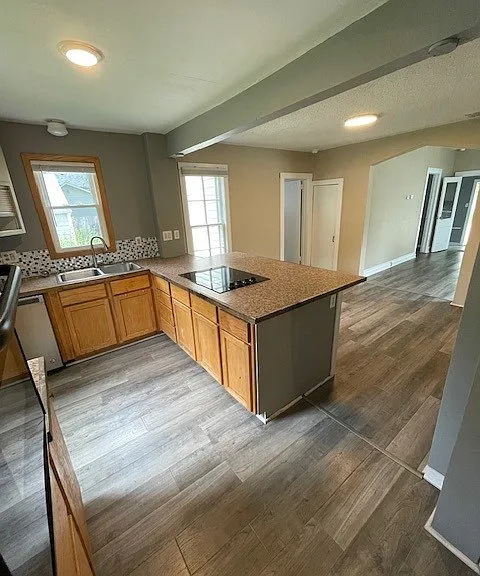 914 N Elm Ave — Photo 5