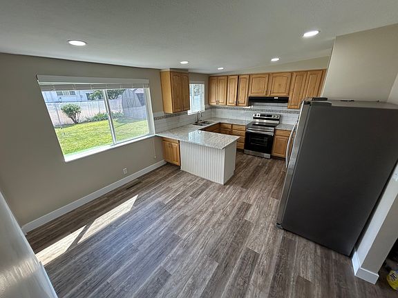 4th image of 1353 W Varden Way