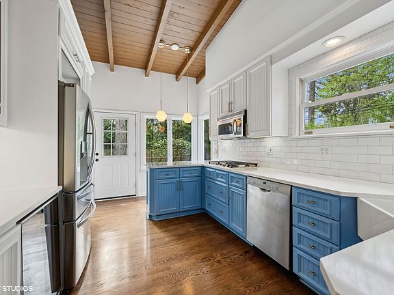 4th image of 1516 Cloverdale Ave