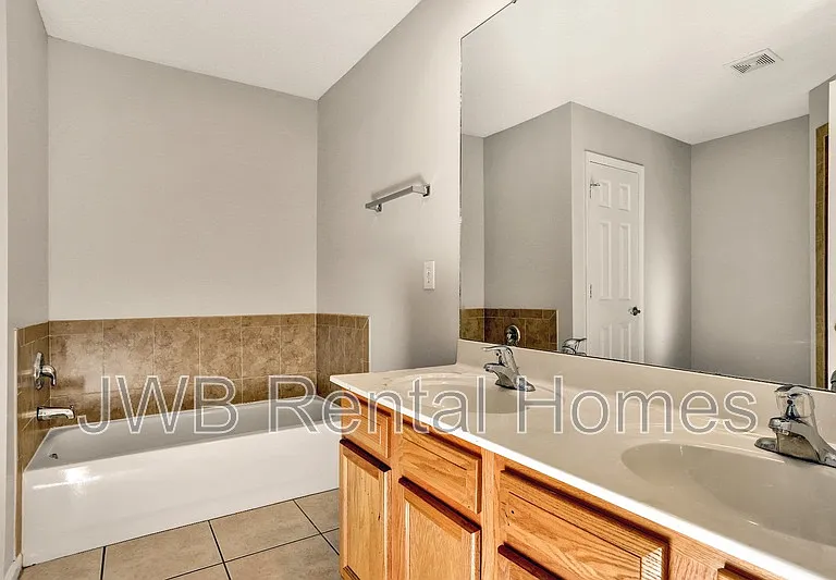 8518 Maple St — Photo 10