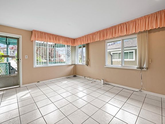 3rd image of 4777 Pender St