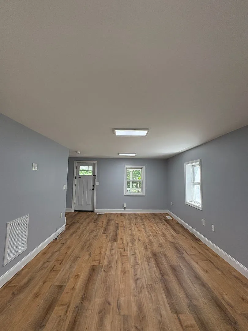 Gorgeous 3 bedroom 1 1/2 bathroom Single Family House — Photo 4