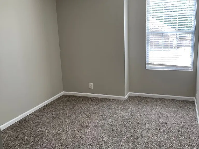 617 Niagra Ln — Photo 10