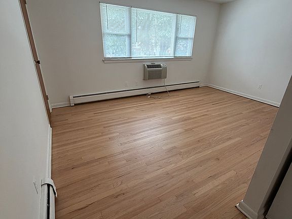 4th image of 140 Grand Ave