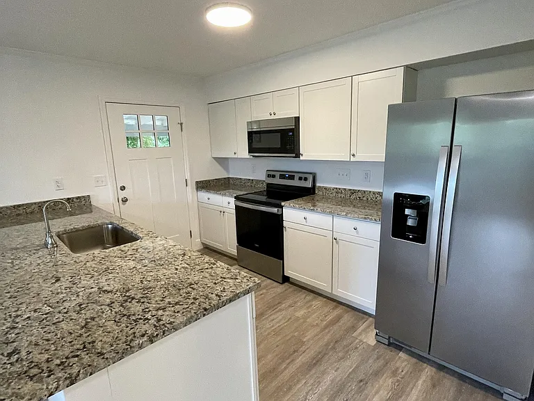 51 Allen Ave — Photo 2