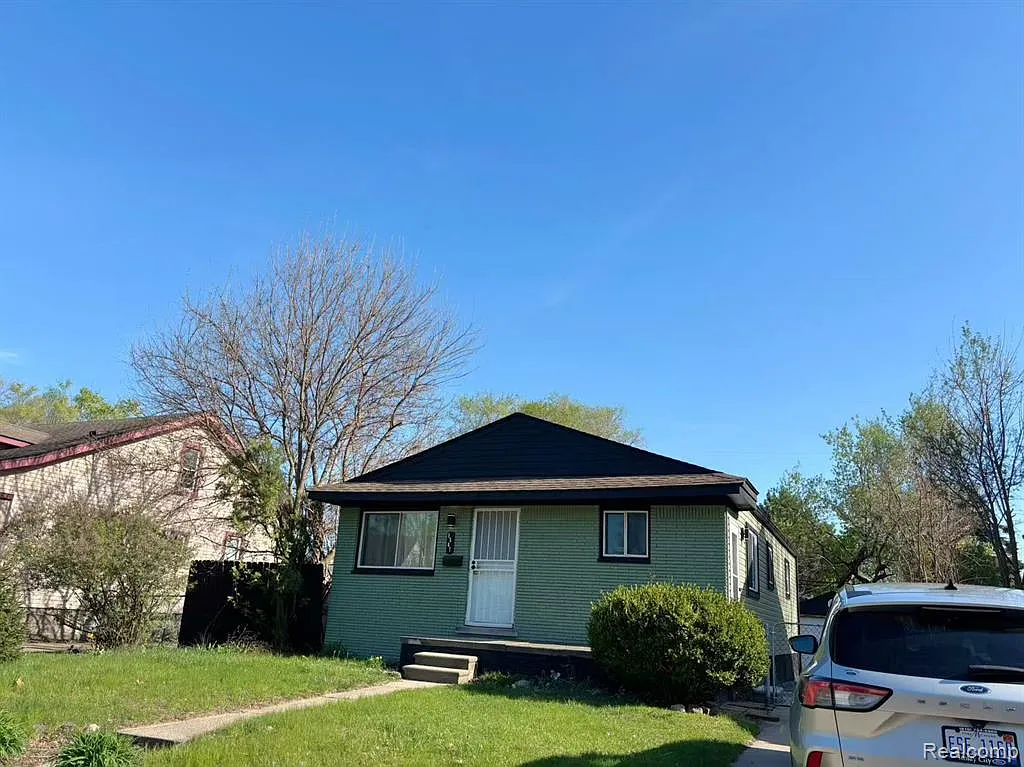 5 bed, 2.0 bath, 1648 sqft, $3,600 — Photo 3
