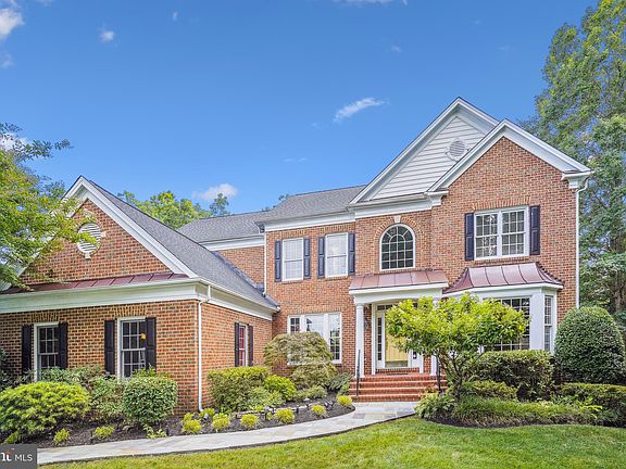 3rd image of 6739 Bunkers Ct
