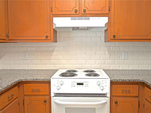4th image of 572 Oakwood Cres