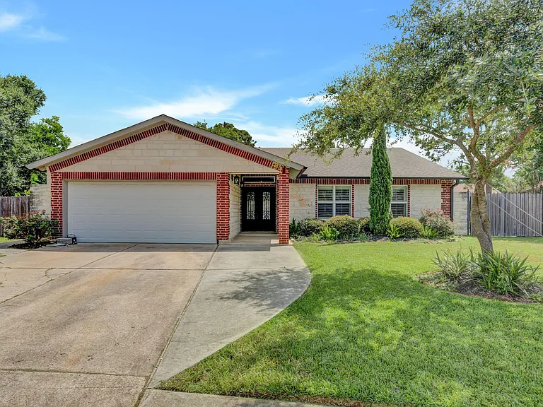 831 Bradwell Dr — Photo 2