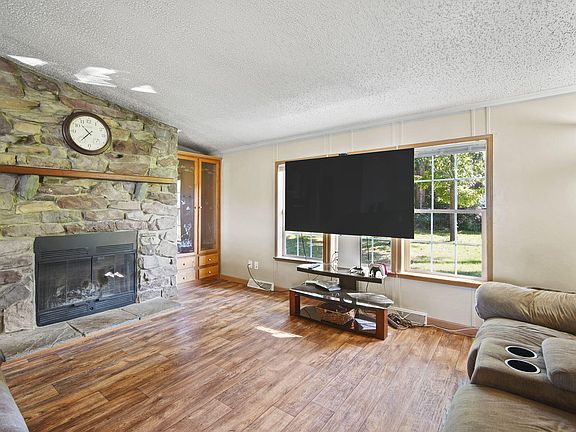 4th image of 101 Camelot Ct