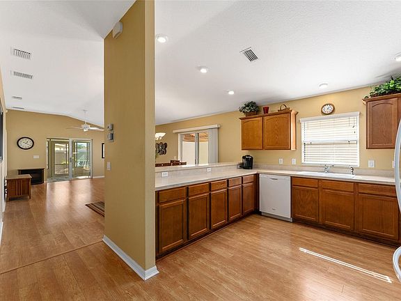 4th image of 2623 Seneca Ave