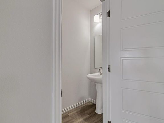 5th image of 1136 E Broadway Ave #1138