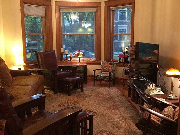 2nd image of 2044 W Waveland Ave