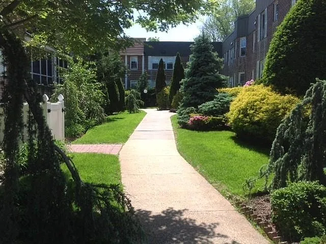 Building Photo - Cedarhurst Park House