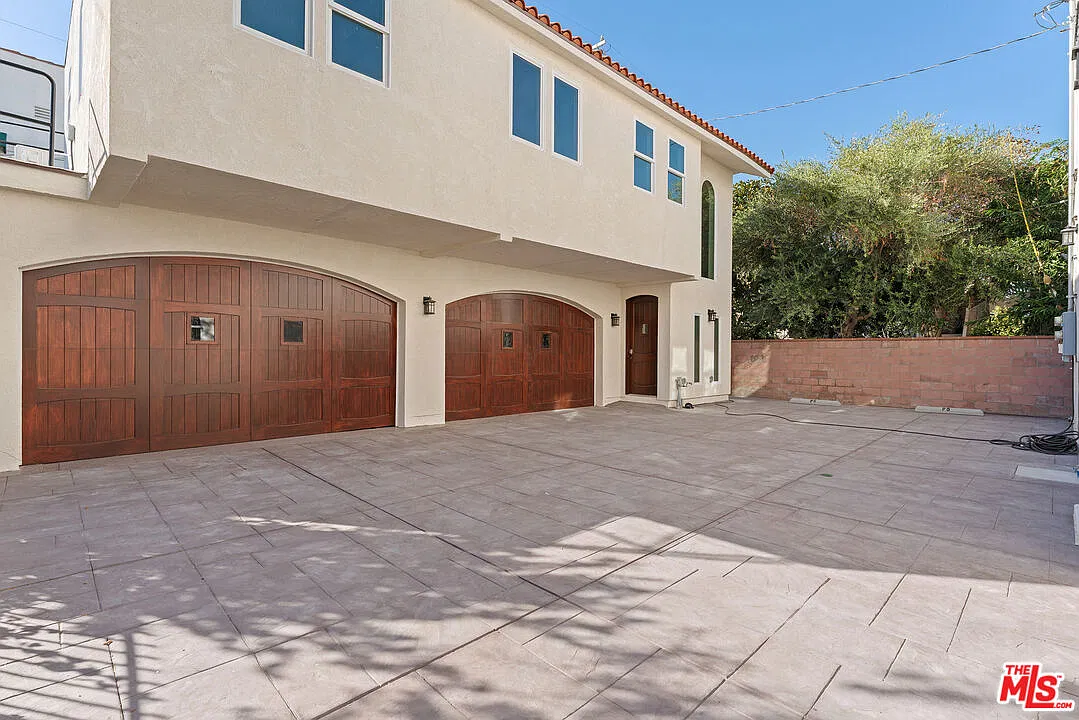 2 bed, 2.0 bath, 898 sqft, $3,950 — Photo 3