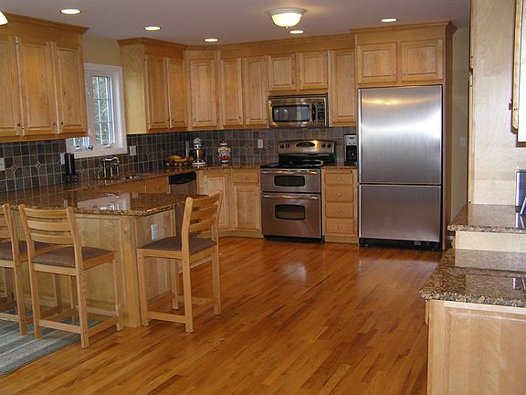 Kitchen w/Granite & HW