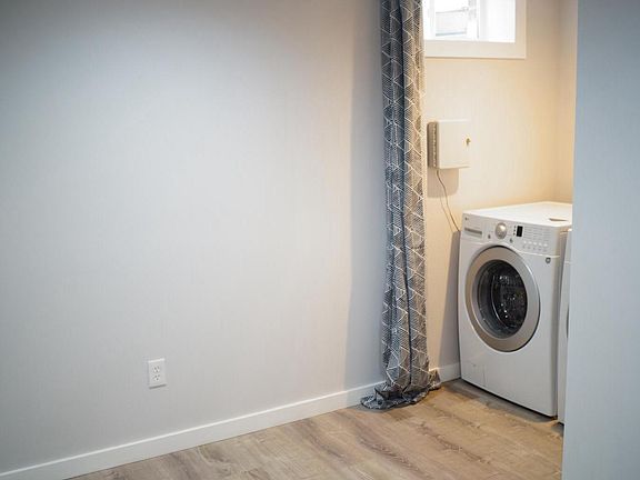 Study Nook / Laundry