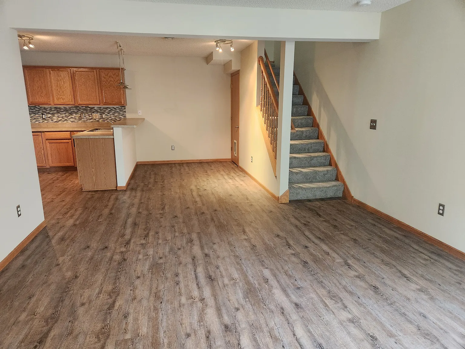 2 bed, 1.5 bath, 1299 sqft, $2,100 — Photo 3