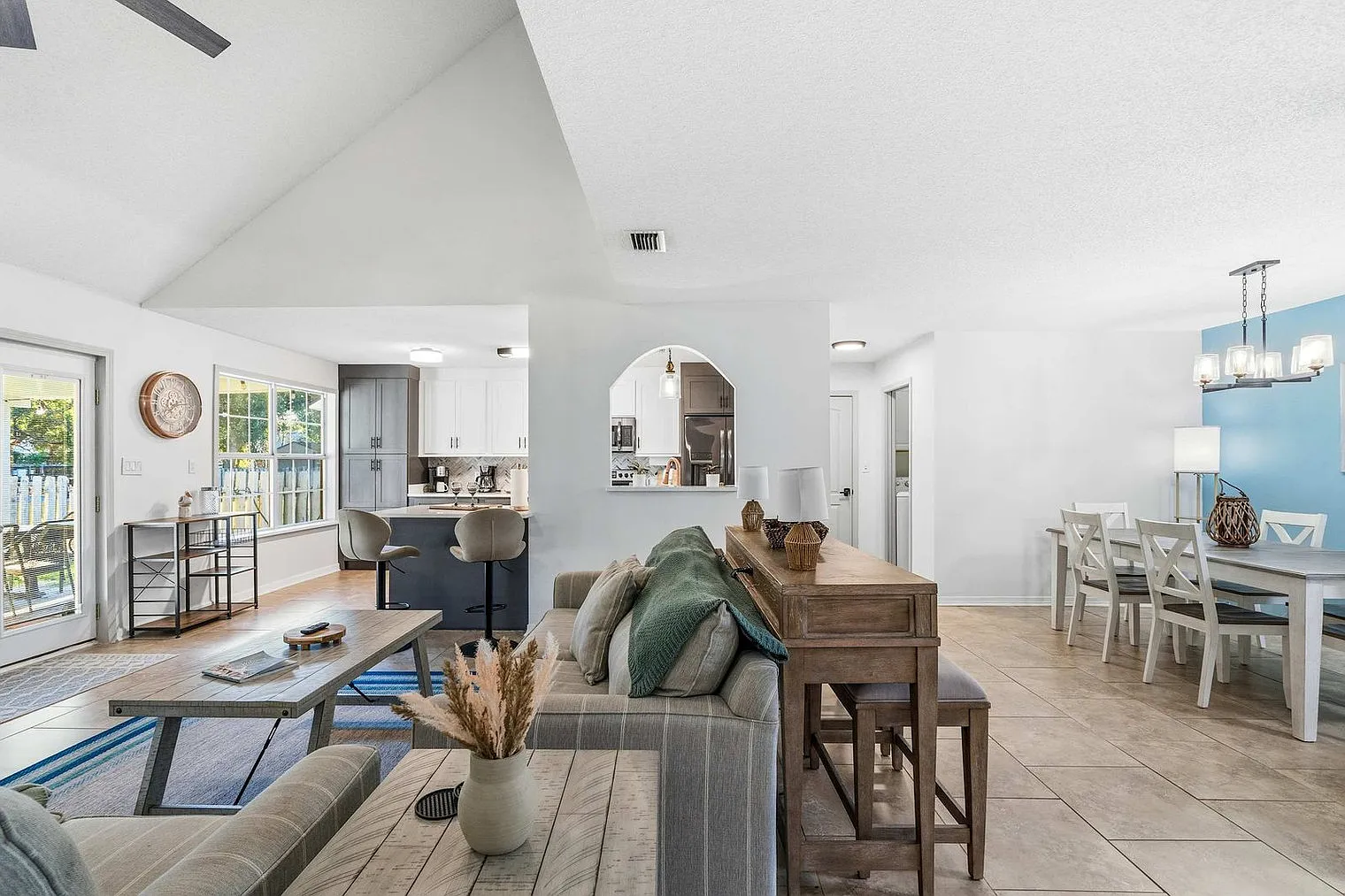 5 bed, 2.0 bath, 2529 sqft, $6,873 — Photo 4