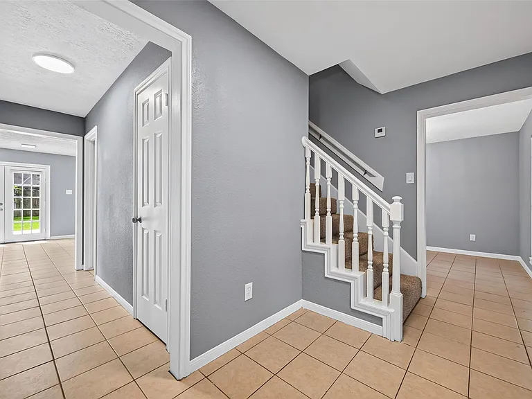 6715 Greenvale Ln — Photo 3