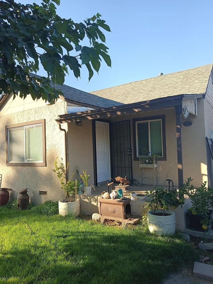 713 Angelus St photo 1